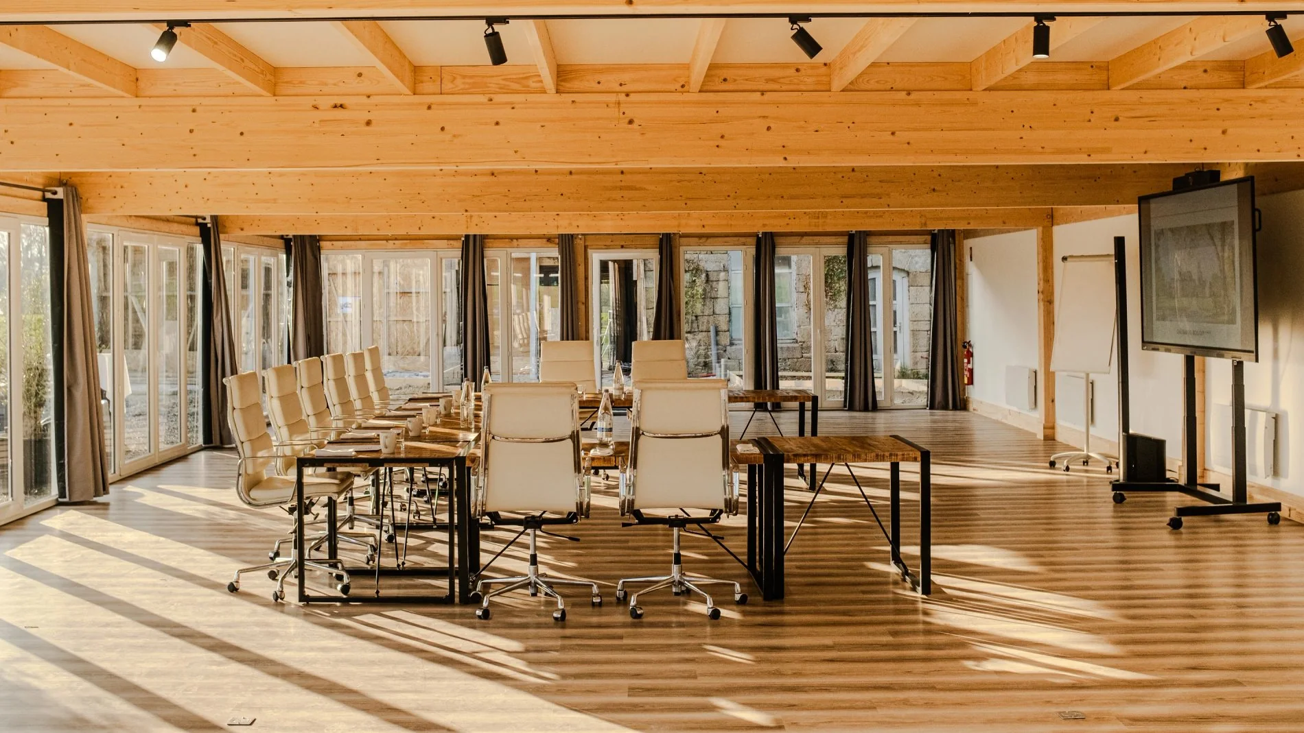 Salle de séminaire en bois et baies vitrées du Château du Bois-Guy
