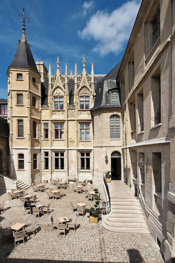 Cour intérieure Renaissance de l'Hôtel de Bourgtheroulde, campus OAREL à Rouen
