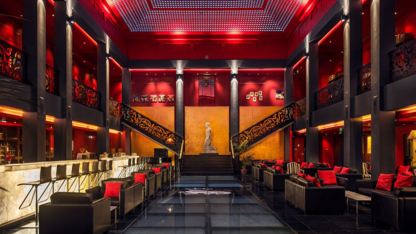 Lobby contemporain rouge et noir de l'hôtel