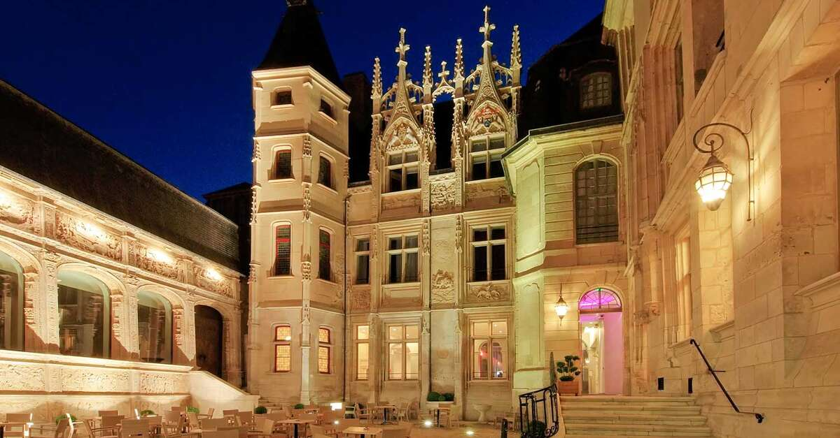 Façade illuminée de l'Hôtel de Bourgtheroulde la nuit
