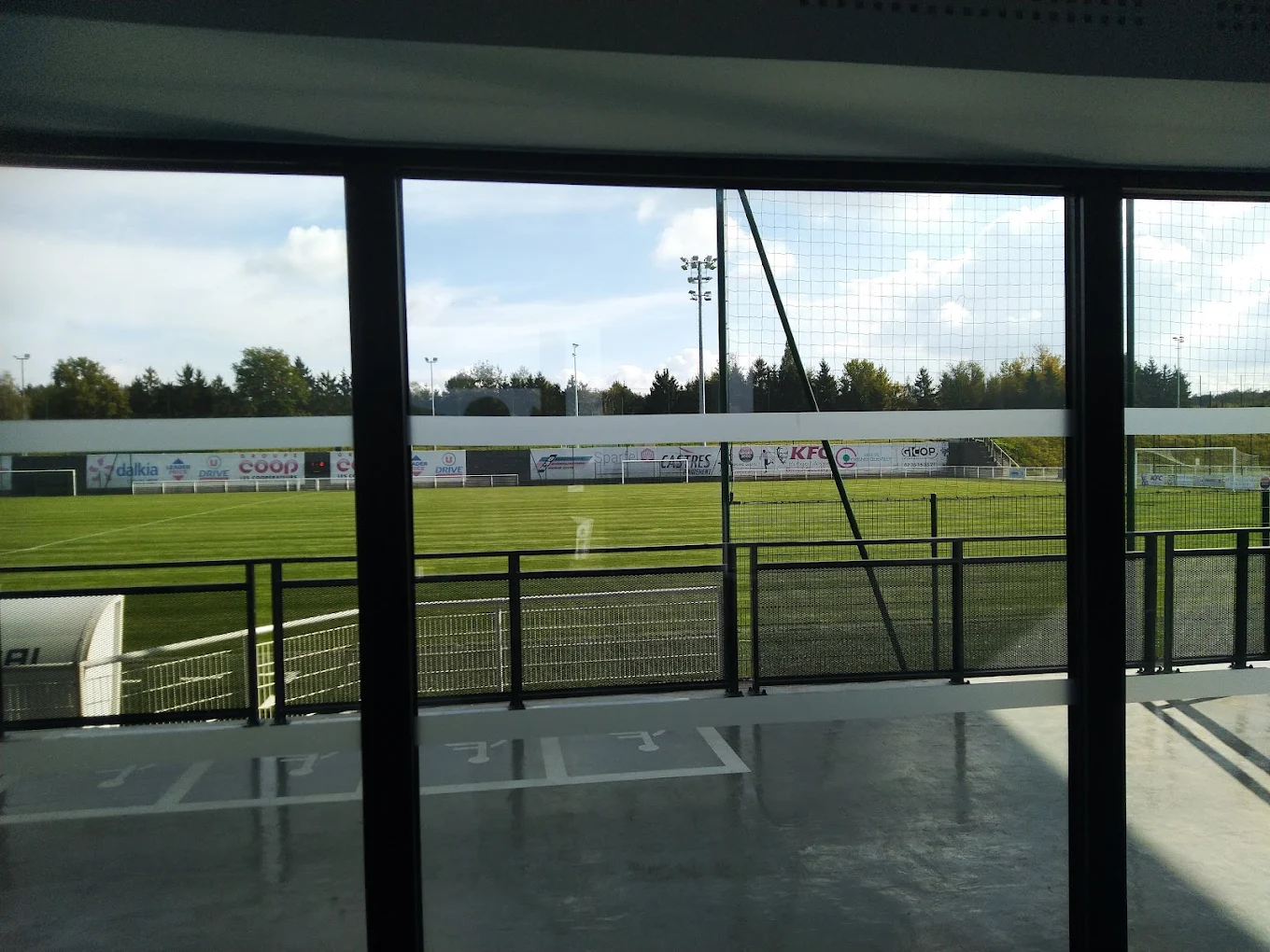 Vue sur le terrain depuis la salle du complexe sportif du Chêne à Leu