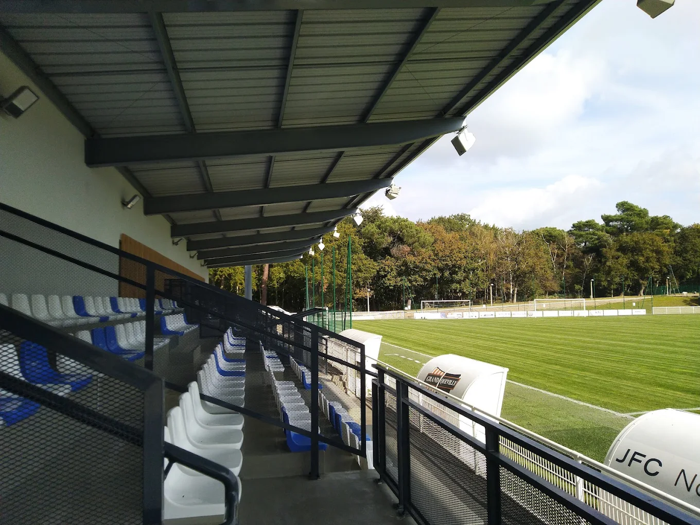 Tribune couverte du complexe sportif du Chêne à Leu